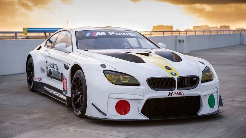 Große BMW Kunst ist auch der von John Baldessari gestaltete BMW M6 GTLM aus dem Jahr 2016. Sechs lange Jahre mussten sich die Fans der BMW-Art-Cars gedulden, bis sie ein neues Exemplar bewundern konnten. Baldessari setzte seine Gestaltungselemente reduziert ein, dafür großflächig und wirksam. Der Name ist Programm und in großen Buchstaben auf der Fahrertür zu lesen: „FAST“. Schnelligkeit – um nichts anderes geht es bei Rennsportautos wie dem BMW M6 GTLM. Oder wie es der Künstler selbst ausdrückte: „Das BMW-Art-Car ist definitiv das schnellste Kunstwerk, das ich je kreiert habe!“ (Bild: BMW)