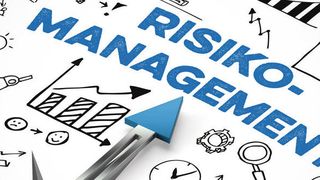 „Land auf, Land ab, quält sich der öffentliche Sektor mit den großen und kleinen Risiken in Projekten, dem Controlling, der Informationssicherheit, beim Thema Compliance oder schlicht der Reputation“ (© Robert Kneschke)