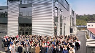 Alle Stärken an einem Standort vereint: Die Mitarbeiter von GRW vor dem neuen Hauptgebäude in Rimpar. Bilder: GRW Gebr. Reinfurt (Archiv: Vogel Business Media)