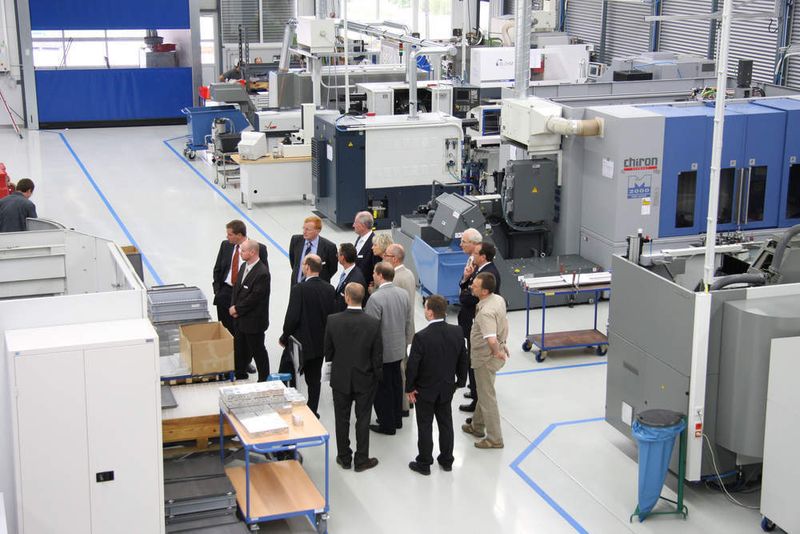 Die Besucher wurden in kleinen Gruppen durch die Räumlichkeiten des Unternehmens geführt. Bild: Blum-Novotest (Archiv: Vogel Business Media)