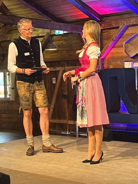 Arrow-Deutschlandchef Mathias von Bescherer und Moderatorin Maxi Sarwas bei der Eröffnung der Veranstaltung (Bild: Vogel IT-Medien GmbH)