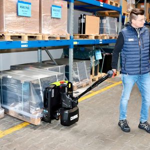 Der neue Niederhubwagen Lwio15 von Clark Europe ist mit einer Länge bis zur Vorderseite der Gabeln (L2-Maß) von nur 400 Millimetern und einer Arbeitsgangbreite von lediglich 1.810 Millimetern relativ wendig.(Bild:  Clark Europe)