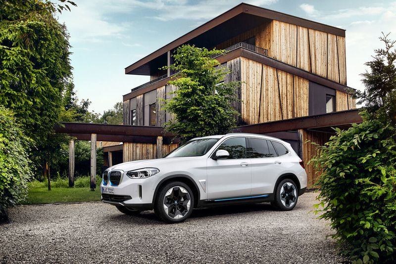 Im Januar 2021 ist der iX3 ab 66.300 Euro in Deutschland verfügbar. (BMW)