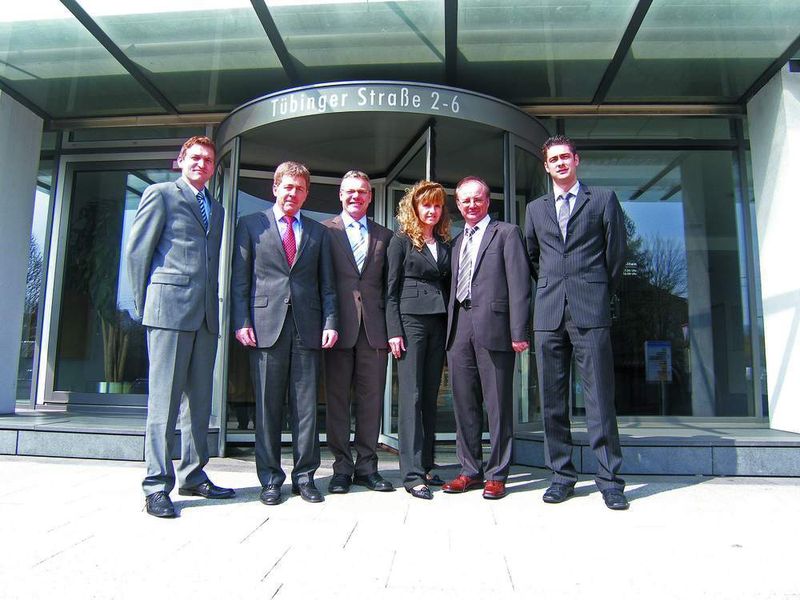 Volker Eitel (v. li.), Leiter Key-Account Pkw und Leiter Autotechnikservice bei Reiff, Helmut Bischoff, IT-Leiter bei Reiff, und die Abis-Reicom-Vertreter Peter Linn, Marketingleiter, Christiane Kappes und Michael Reiter, Geschäftsleitung, sowie Daniel Mathon, Projektleiter, freuen sich über das  erfolgreiche EDV-Projekt. Fotos: Mauritz (Archiv: Vogel Business Media)