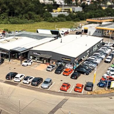 Nicht ganz klein: das Autohaus Ladurner in Tuttlingen. (Bild: Graf Hardenberg)