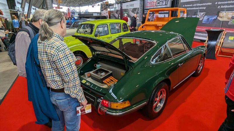 „Herbert, was sagst du? So ein schönes F-Modell und dann kein Sechszylinder drin.“ (Bild: Dominsky – VCG)