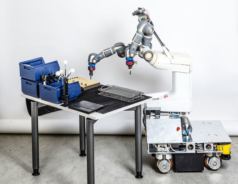 Der rob@work 3 verbindet eine omnidirektionale mobile Plattform und ein modulares Manipulatorsystem zu einem vollständig integrierten Roboter, der durch die verfügbaren offenen Schnittstellen und Basisfunktionalitäten effektiv und flexibel in der Produktion eingesetzt werden kann. Hier im Bild eine Variante mit dem kollaborativen Zweiarm-Roboter Yumi von ABB. (Fraunhofer-IPA)