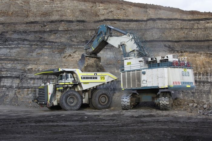 Der achte Platz geht an den Liebherr R 996 B. Er ist mit 672 Tonnen zwar deutlich leichter als der R 9800 dafür mit 16,6 Metern etwas größer. Seine über 3.000 PS machen den R 996 B zu einem echten Kraftprotz.  Weitere Informationen erhalten Sie auch auf der Seite Maschinensucher. (Bild:  Liebherr,  CC BY-SA 3.0;  http://presse.maschinensucher.de/images/liebherr-r996b-2-781907) (Bild: Liebherr)