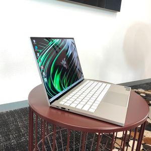 In dem gefrästen Aluminium-Chassis des Razer Book 13 arbeitet als CPU ein Intel Core i7-1165G7 mit vier Kernen und flotter Iris-Xe-Grafikeinheit.(Bild:  Vogel IT-Medien)