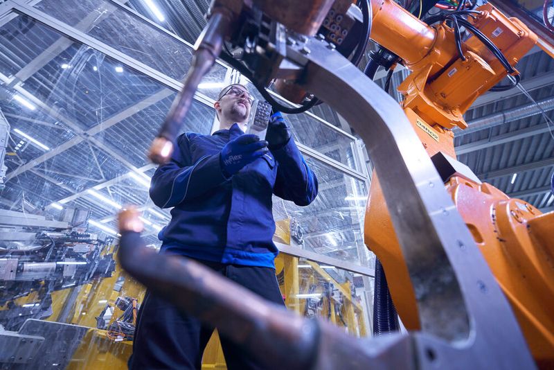 Experten der Instandhaltung haben im Werk München alle Schweißzangen mit Sensoren ausgestattet. Diese messen dreimal pro Schicht die Reibung und melden, wenn Abweichungen auftreten.  (Bild: BMW)