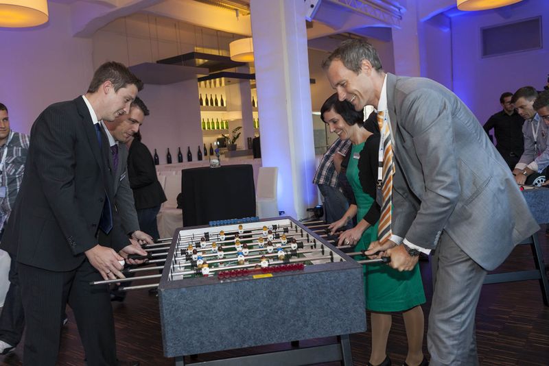 Steffen Köhler, Torsten Drewes und Leslie Merz (alle Ebertlang) beim Tischkicker-Match gegen Stefan Roth (Horn & Cosifan Computersysteme GmbH) (Ebertlang)