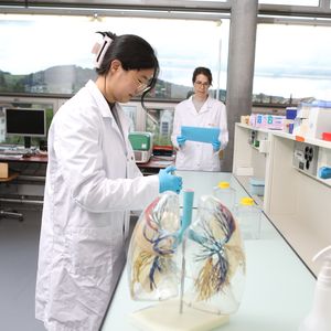 Mit der Suche nach asthmaauslösenden Genvarianten unterstützen die Empa-Forscherin Xiaoyue Deng (links) und Projektleiterin Marija Buljan die Entwicklung einer neuen Methode, um Asthma bereits bei Kleinkindern zu diagnostizieren.  (Bild: Empa)