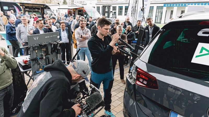 Auch in diesem Jahr wird es wieder Live-Reparaturen während der Würzburger Karosserie- und Schadenstage geben.(Bild:  Stefan Bausewein)