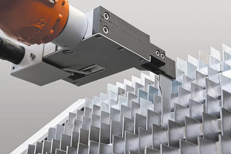 Detailaufnahme eines Roboterarms des roboTestR bei der Probenentnahme.  (Bild: Zwick Roell)