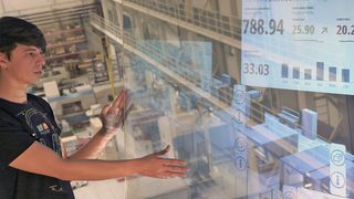 In der gläsernen Leitzentrale fließen die Daten über alle benötigten Ressourcen sowie Maschinen- und Prozessdaten auf Fabrikebene zusammen. (Bild: Ines Escherich/ Fraunhofer-IWU)