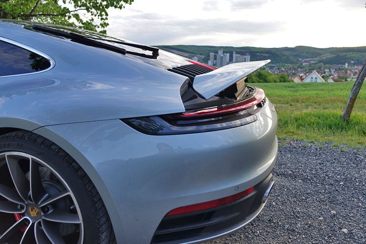Der Spoiler fügt sich nahtlos in das Heck ein, ist wesentlich breiter als beim Vorgänger und fährt variabel aus. (Schreiner/»kfz-betrieb«)