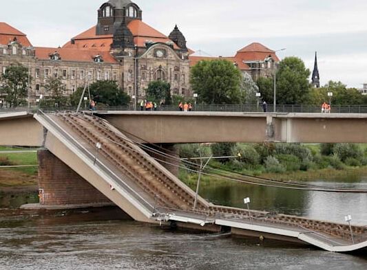 Viele Milliarden nötig! Dass die deutsche Infrastruktur am Boden ist, beweist eindrücklich der Einsturz der Carolabrücke in Dresden. Doch nicht nur Straßen und Brücken und Bahn sind am Ende. Auch die Energie- und Kommunikationsnetze seien fällig. Experten empfehlen Privatinvestoren.(Bild:  P. Fellermeier)