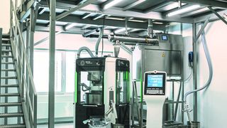 Beispielhafter Aufbau einer Direktverpressungslinie mit Materialzufuhr und Dosierern (obere Etage), Mischsystem und Tablettenpresse (unten). (Fette Compacting)