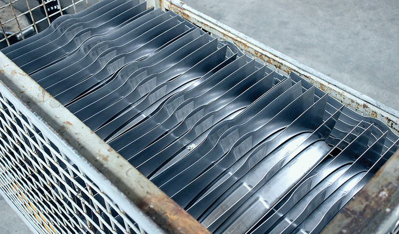 Die bereits gefertigten Bauteile werden in Gitterboxen versandgerecht bereitgestellt. (Bild: Kuhn)