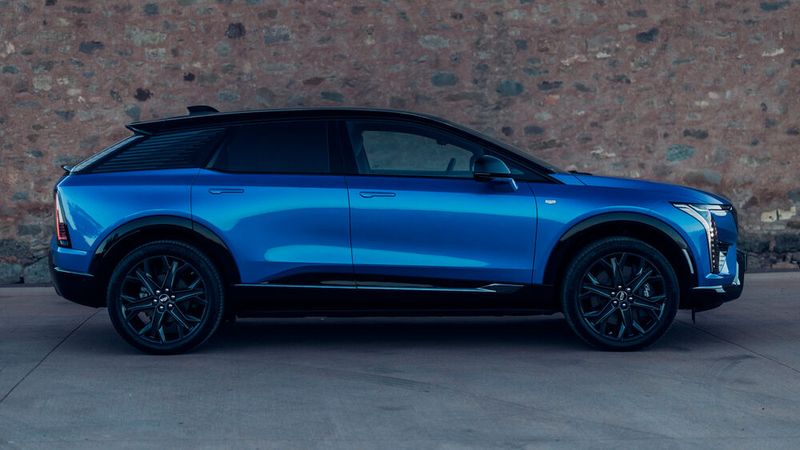 Der 4,82 Meter lange Optiq gilt intern als „Kompakt-SUV“, wirkt aber wegen seiner niedrigen Dachlinie eher wie ein Crossover aus SUV und Kombi. (Bild: Cadillac)