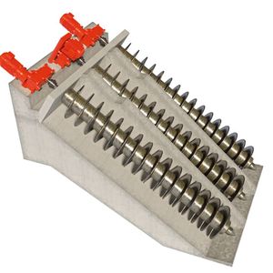 Schneckenpumpenantriebe: in der Mitte – Stirnradgetriebe angetrieben über Riementrieb mit Motor auf Motorstuhl. Daneben – Stirnradgetriebe mit Motoradapter angetrieben über einen mit Kupplung verbundenen Motor.(Bild:  SEW-Eurodrive)