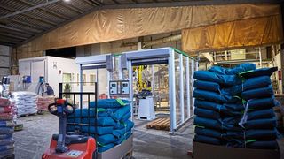 Volle Paletten werden mithilfe einer Ameise aus der Roboterzelle entnommen. (Bild: Coboworx)