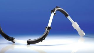 Die Winkelspange schützt Schläuche vor dem Abknicken.  (Bild: Serto)