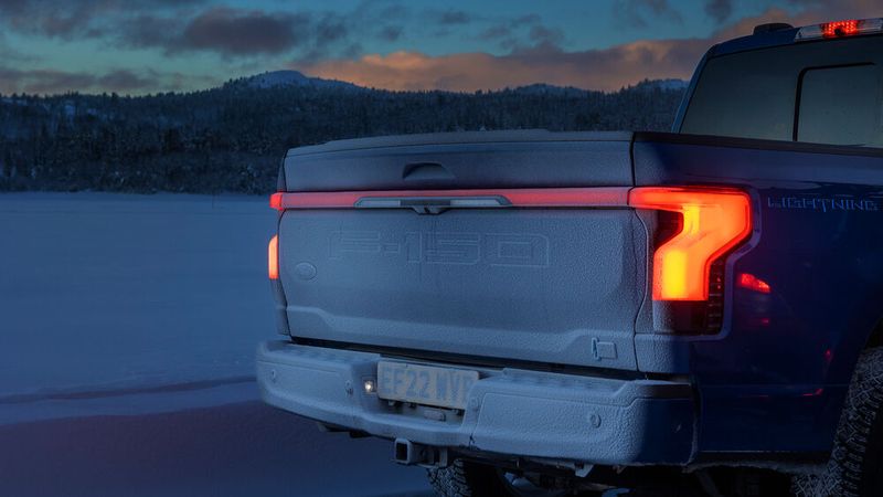 Auch die die LED-Grafiken an Bug und Heck zeugen von der Moderne jenseits des Verbrennungsmotors.  (Bild: Ford)