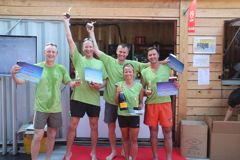 Erfolgreiche Titelverteidigung: der 1. Platz für die „Netzathleten“, das Management-Team von Fujitsu (v. l.): Rolf Kleinwächter, Stefan Drollmann, Jürgen Niehus, Nathalie Kestenbach, Kai Nikolaizig (Bild: Fujitsu)