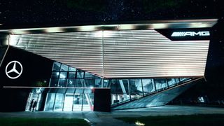Das neue AMG Experience Center erstreckt sich auf einer Fläche von 1.305 Quadratmetern. (Bild: Mercedes-Benz)