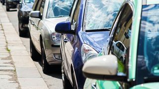 Vorbildlich: Die Gehwege sollten für Fußgänger frei bleiben. Werden sie zugeparkt, müssen Kommunen nun stärker gegen Falschparker vorgehen. (Bild: frei lizenziert)