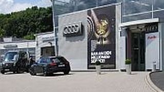 Das Autohaus Schmitt in Idstein spricht seine Kunden mit einer außergewöhnlichen Werbekampagne an. (Foto: Wenz)