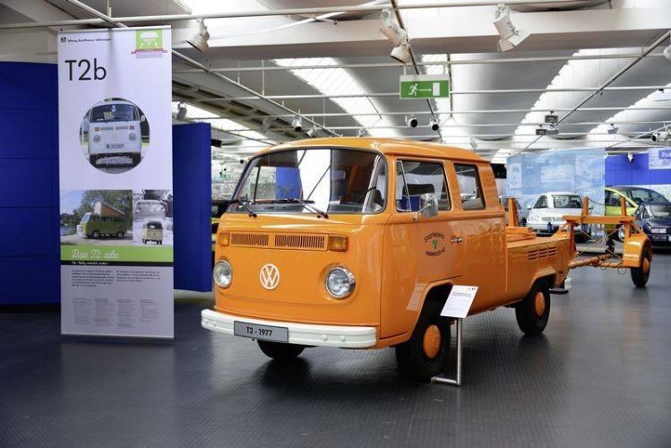 Praxiserprobt und nun im Museum zu bestaunen: Doppelkabinen-Fahrzeug T2B mit Langgutanhänger, der bei den Stadtwerken Hannover im Einsatz war. (Foto: VWN)