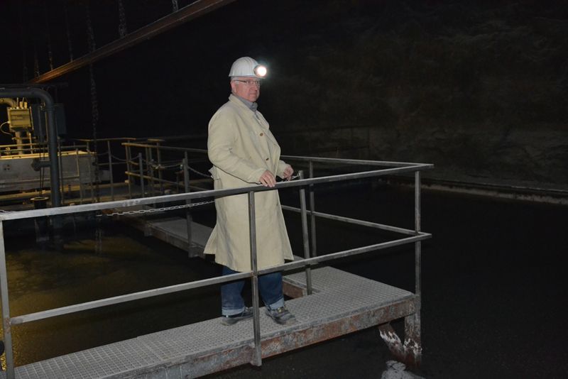 Wilhelm Storfinger, Leiter der Ingenieurtechnik, zeigt die Funktionsweise der Solebecken.  (PROCESS)