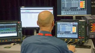 Neue, intelligente Tools helfen dabei, die zunehmende Komplexität der Hardwareentwicklung auf Basis von FPGAs und ASICs zu bewältigen. Eine zentrale Rolle können hierbei domänenspezifische Sprachen spielen, die eine nahtlose Kommunikation zwischen Softwarekomponenten und FPGA-Logik ermöglichen. (Bild: Tobias Giessen / VCG)