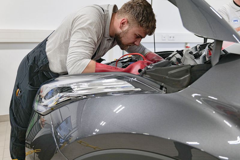 Leon Schwacha aus Sachsen-Anhalt beim Freischalten des Hochvoltsystems eines Toyota C-HR.  (Bild: Schmidt - VCG)