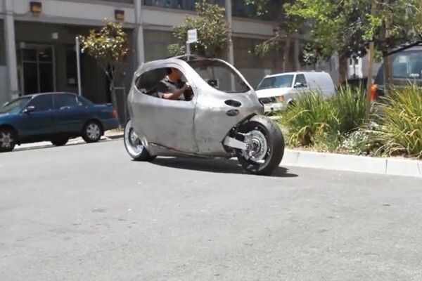 Das C1 von Lit Motors: zwei Gyroskope sorgen dafür, dass der elektrische Zweiradkabinenroller nicht umfallen kann - auch nicht bei einem Unfall (Bild: Lit Motors)