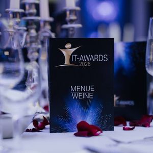 Die eingedeckten Tische steigern die Erwartungshaltung.(Bild:  Manuel Emme Fotografie)