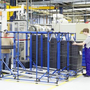 Im Werk I werden für die Trays Rohrregalsysteme eingesetzt. In diese sind einzelne Fertigungsteile gelagert.