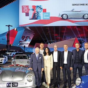 Gastgeber der großen Show: (v. l.) Dr. Wolfgang Porsche, Vorsitzender des Aufsichtsrats der Porsche AG, Oliver Blume, Vorstandsvorsitzender der Porsche AG, Barbara Frenkel, Mitglied des Vorstands, Beschaffung, Andreas Haffner, Mitglied des Vorstands, Personal- und Sozialwesen, Albrecht Reimold, Mitglied des Vorstands, Produktion und Logistik, Lutz Meschke, Mitglied des Vorstands, Finanzen und IT, Detlev von Platen, Mitglied des Vorstands, Vertrieb und Marketing, sowie Michael Steiner, Mitglied des Vorstands, Forschung und Entwicklung(Bild:  Dominsky – VCG)