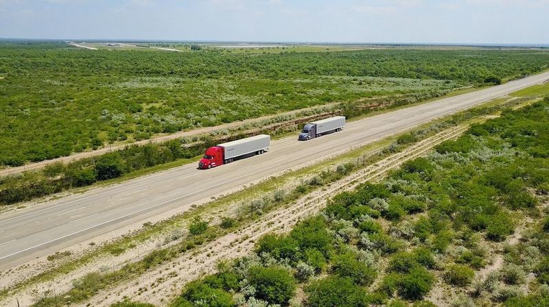 Die Stuttgarter erproben als erster Lkw-Hersteller in den USA den Einsatz von digital gekoppelten Trucks - dem sogenannten Platooning. (Daimler AG)