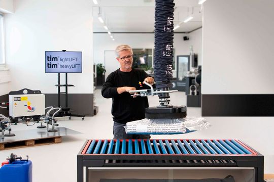 Der „lightLIFT“ assistiert passend mit intuitiver Zweihandbedienung beim ergonomischen Heben von beispielsweise Sackware mit einem Gewicht von bis zu 50 Kilogramm.(Bild:  Timmer)