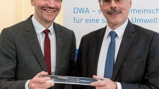 Staffelstabübergabe von Otto Schaaf (re.) an Uli Paetzel, den neuen DWA-Präsidenten. (Aschoffotografie)
