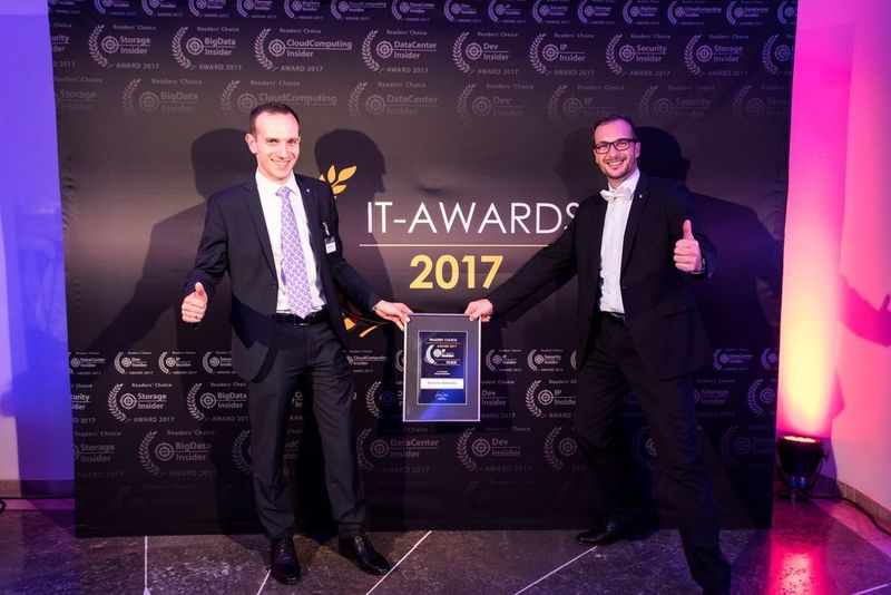 „Tschakka!“ für Extreme Networks und eine Silber-Auszeichnung in der Kategorie „Netzwerk-Infrastruktur“. Den Preis halten Michael Grundl (li.) und Marco Mautone. (Herr Müller, herrmueller.info)