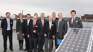 Das SKF-Führungsteam und politische Prominenz auf dem neuen Solar-Dach. Bilder: Itasse (Archiv: Vogel Business Media)
