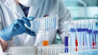 Abb. 1: In der Arzneimittelforschung gilt es, strenge Qualitätsstandards einzuhalten. Gleichzeitig steigt auch hier der Zeitrdruck. (Bild: © angellodeco - stock.adobe.com)