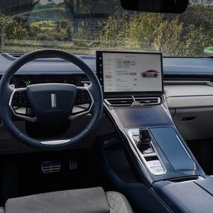 Über den zentralen Monitor lassen sich die verschiedenen Einstellungen steuern.(Bild:  Autoren-Union Mobilität / Wey)