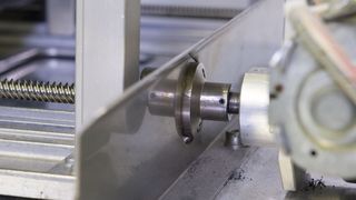 Die bewegliche Seitenwand stellt sich auf die Breite des zuführenden Transportbandes ein. (CAB)