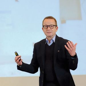 Eine Prognose zur Zukunft des Kfz-Gewerbes gab Professor Stefan Reindl, Direktor des Instituts für Automobilwirtschaft, unter dem Titel „Branchentransformation und Krisensituation – Herausforderungen und Chancen“.(Bild:  Zietz/»kfz-betrieb«)