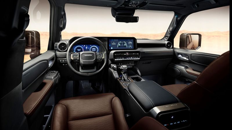 Das Cockpit ist wuchtig gestaltet. (Bild: Toyota)